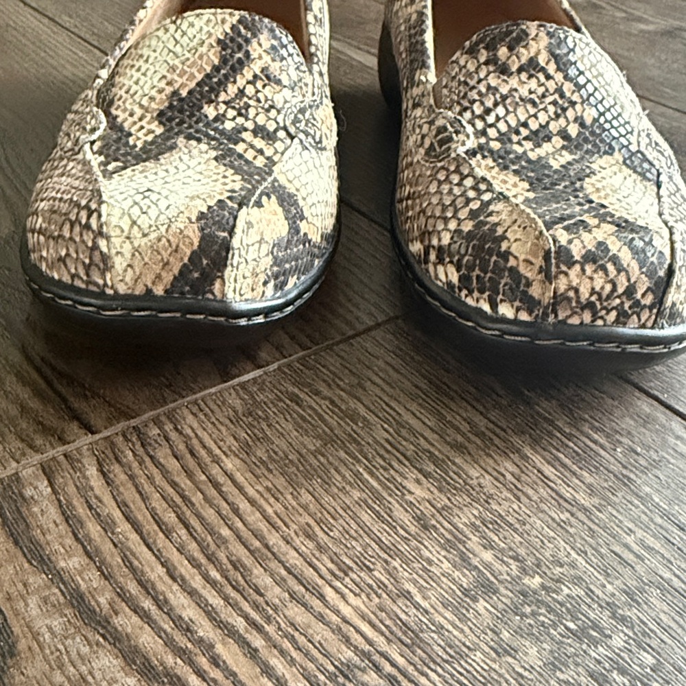 Clarks Women’s Snakeskin Embossed Slip-On Loafers NWOT 7 - Picture 2 of 8